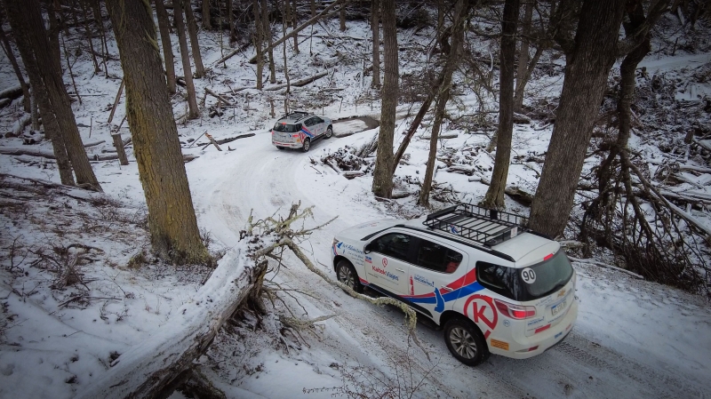 Camionetas de Kaitek Viajes atraviesan un bosque nevado